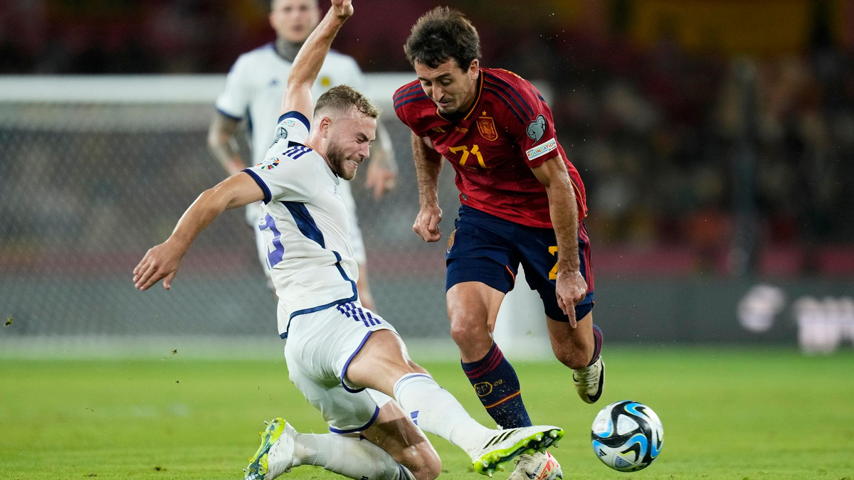 Die Schotten um Ryan Porteous (l) verpassten die vorzeitige Qualifikation für die EM in Deutschland. - Foto: Jose Breton/AP