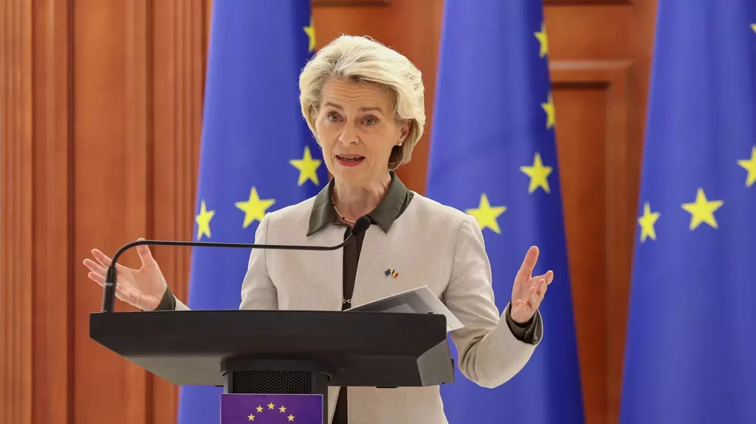 EU-Kommissionspräsidentin Ursula von der Leyen (l) wird am Freitag nach Israel reisen. - Bild: Aurel Obreja/AP/dpa