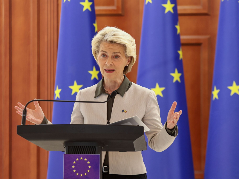 EU-Kommissionspräsidentin Ursula von der Leyen (l) wird am Freitag nach Israel reisen. - Foto: Aurel Obreja/AP/dpa