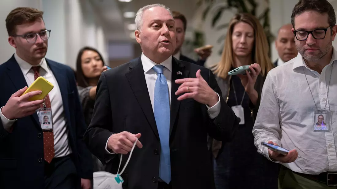 Steve Scalise (M) spricht im US-Kapitol mit Reportern. - Bild: J. Scott Applewhite/AP/dpa