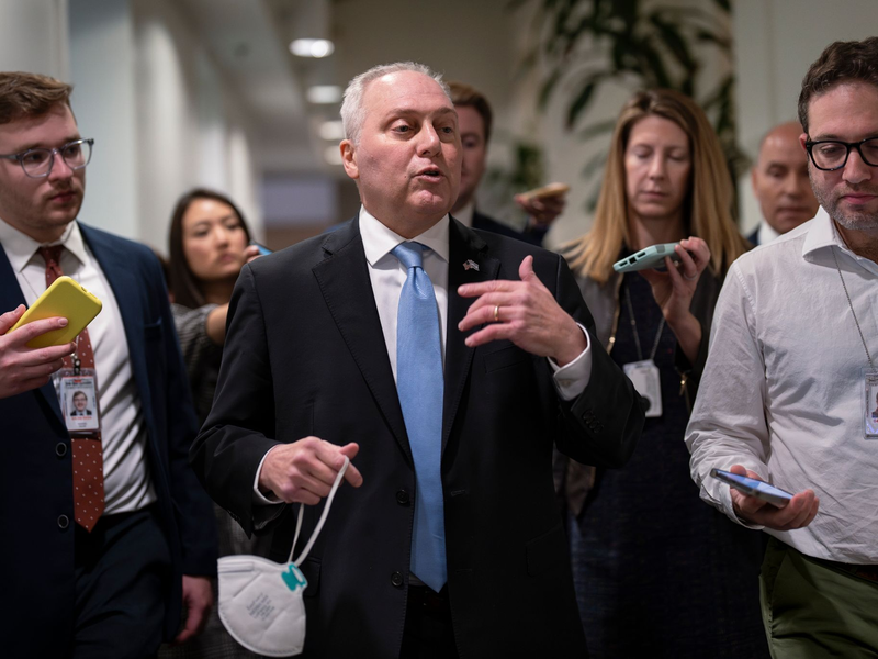 Steve Scalise (M) spricht im US-Kapitol mit Reportern. - Foto: J. Scott Applewhite/AP/dpa