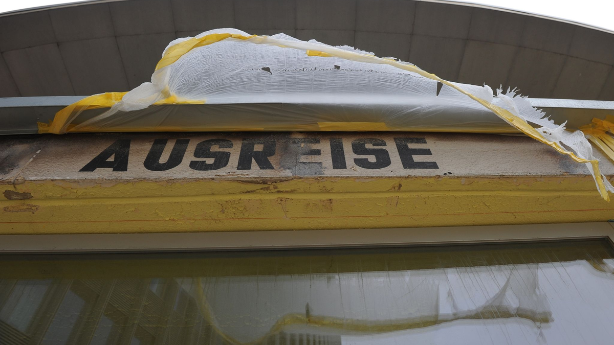 Ein 79-Jähriger aus Leipzig soll am 29. März 1974 einen Polen am früheren Grenzübergang Bahnhof Friedrichstraße, dem sogenannten «Tränenpalast», erschossen haben. - Foto: Jens Kalaene/dpa-Zentralbild/dpa