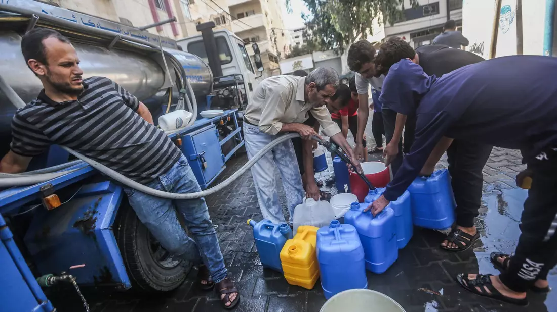 In Gaza-Stadt wird Trinkwasser verteilt. Nach dem Massaker der islamistischen Hamas in Israel bombardiert die Armee des Landes den dicht besidelten Gazastreifen. - Bild: Mohammed Talatene/dpa