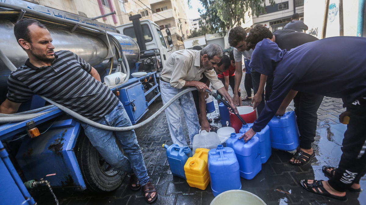 In Gaza-Stadt wird Trinkwasser verteilt. Nach dem Massaker der islamistischen Hamas in Israel bombardiert die Armee des Landes den dicht besidelten Gazastreifen. - Foto: Mohammed Talatene/dpa