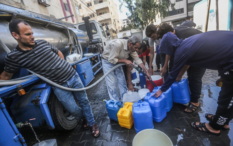In Gaza-Stadt wird Trinkwasser verteilt. Nach dem Massaker der islamistischen Hamas in Israel bombardiert die Armee des Landes den dicht besidelten Gazastreifen. - Foto: Mohammed Talatene/dpa