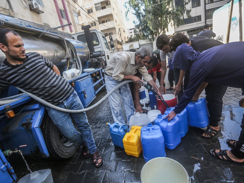 In Gaza-Stadt wird Trinkwasser verteilt. Nach dem Massaker der islamistischen Hamas in Israel bombardiert die Armee des Landes den dicht besidelten Gazastreifen. - Foto: Mohammed Talatene/dpa