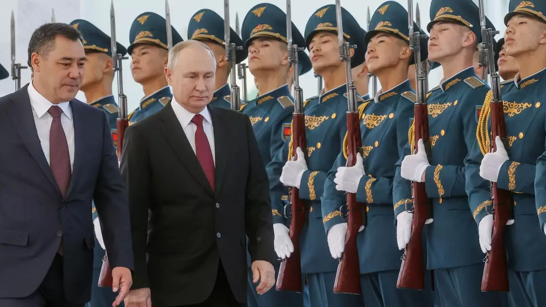 Kirgistans Präsident Sadyr Japarow empfängt Kremlchef Wladimir Putin (M) in Bischkek. Es ist Putins erster Auslandsbesuch in diesem Jahr. - Bild: Sergei Karpukhin/Pool Sputnik Kremlin/AP
