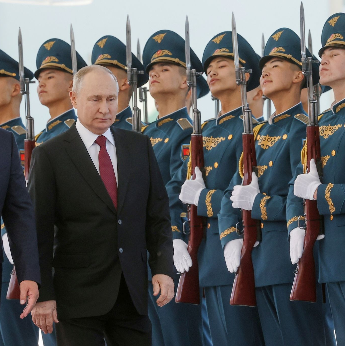 Kirgistans Präsident Sadyr Japarow empfängt Kremlchef Wladimir Putin (M) in Bischkek. Es ist Putins erster Auslandsbesuch in diesem Jahr. - Foto: Sergei Karpukhin/Pool Sputnik Kremlin/AP