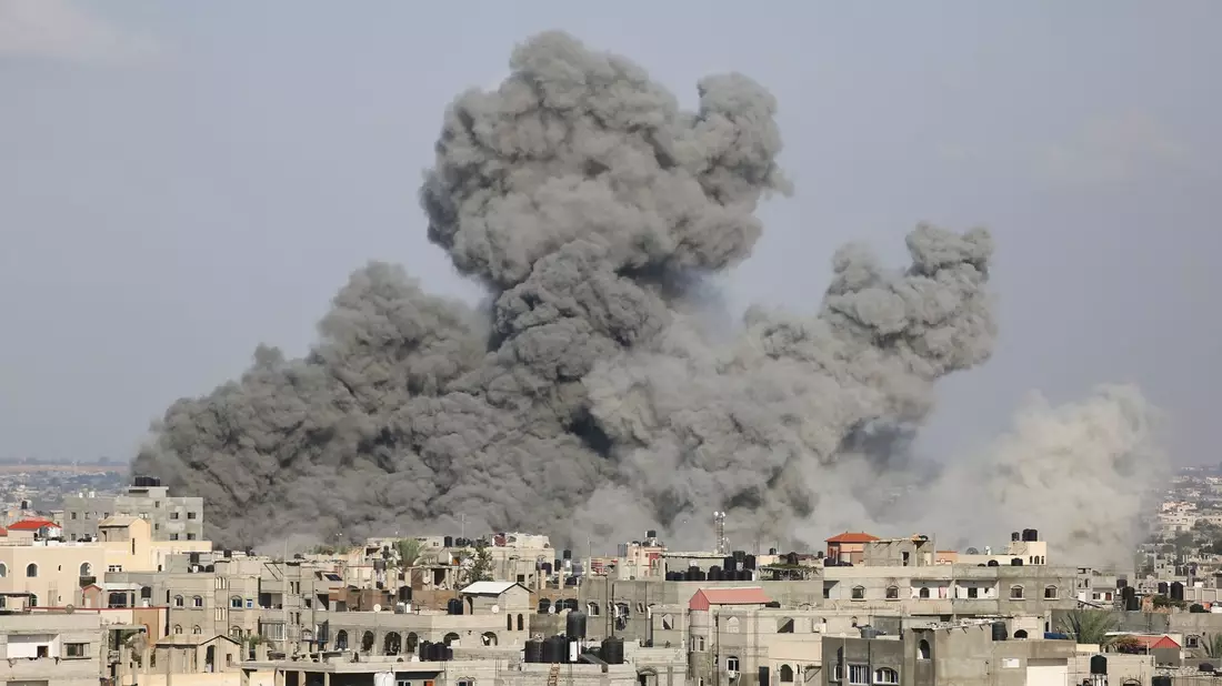 Rauch steigt nach israelischen Luftangriffen über Gebäuden in Rafah auf. - Bild: Hatem Ali/AP/dpa