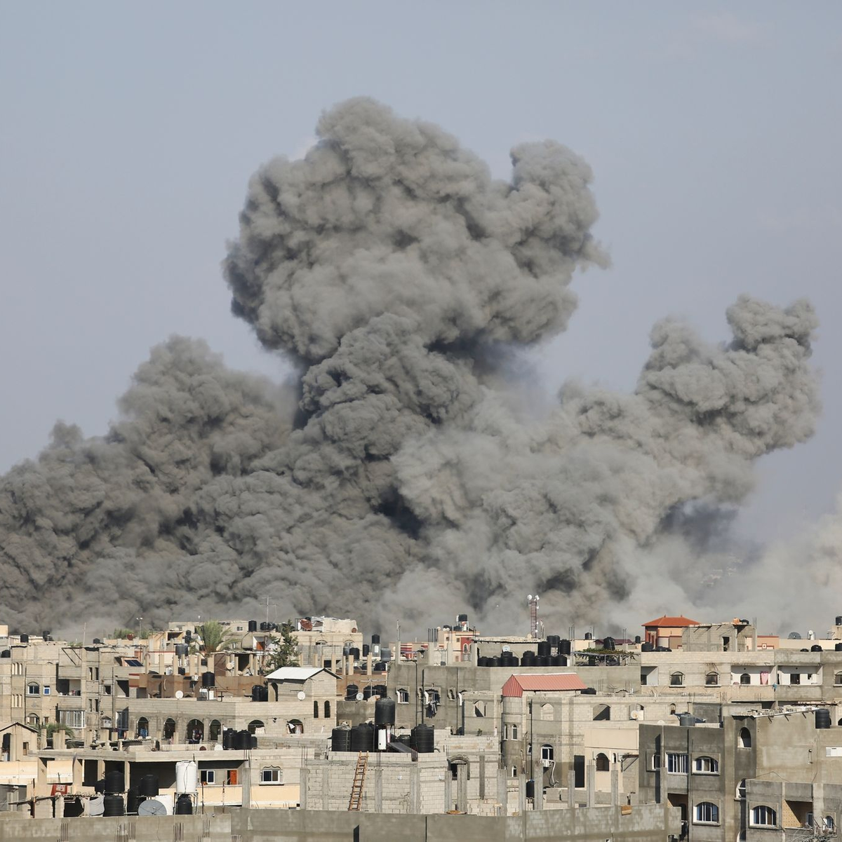 Rauch steigt nach israelischen Luftangriffen über Gebäuden in Rafah auf. - Foto: Hatem Ali/AP/dpa