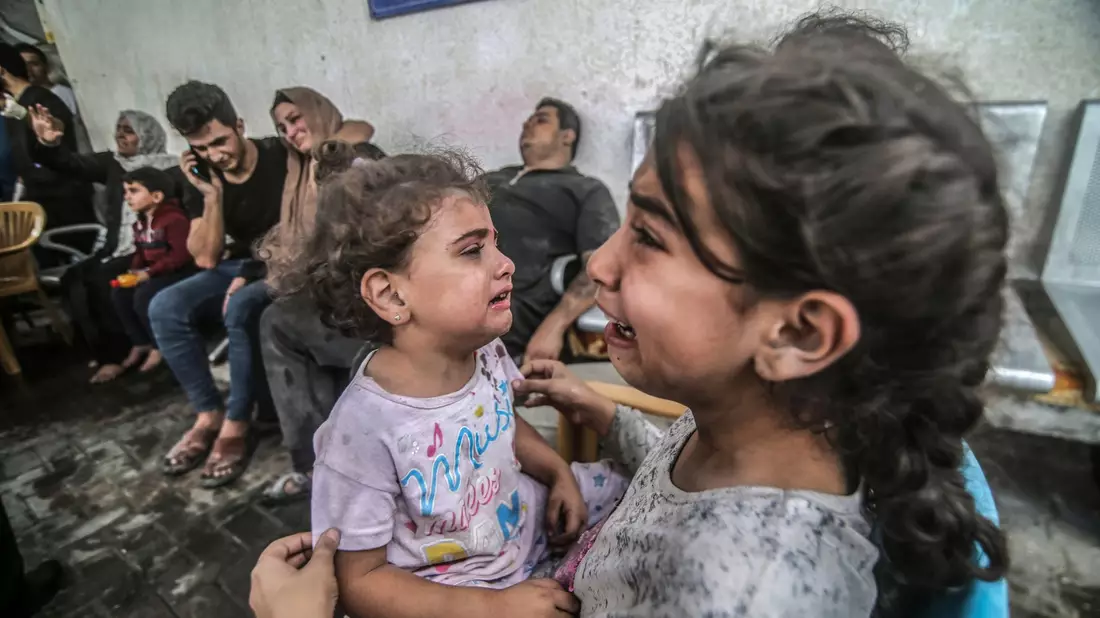 Palästinensische Kinder warten nach einem israelischen Luftangriff auf medizinische Hilfe. - Bild: Abed Rahim Khatib/dpa