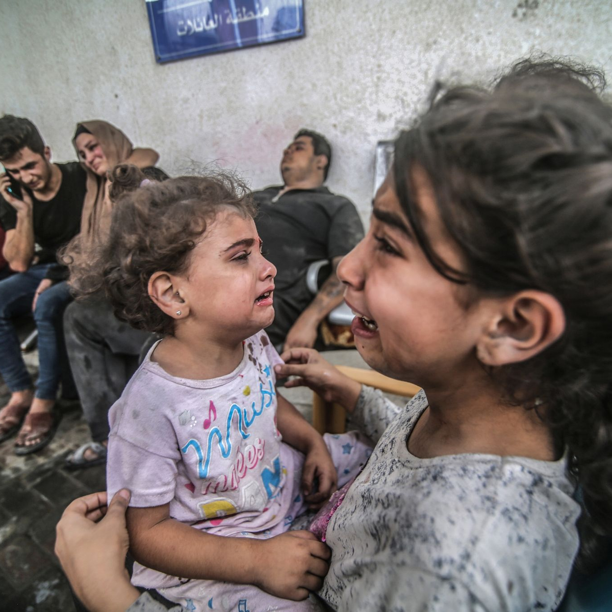 Palästinensische Kinder warten nach einem israelischen Luftangriff auf medizinische Hilfe. - Foto: Abed Rahim Khatib/dpa