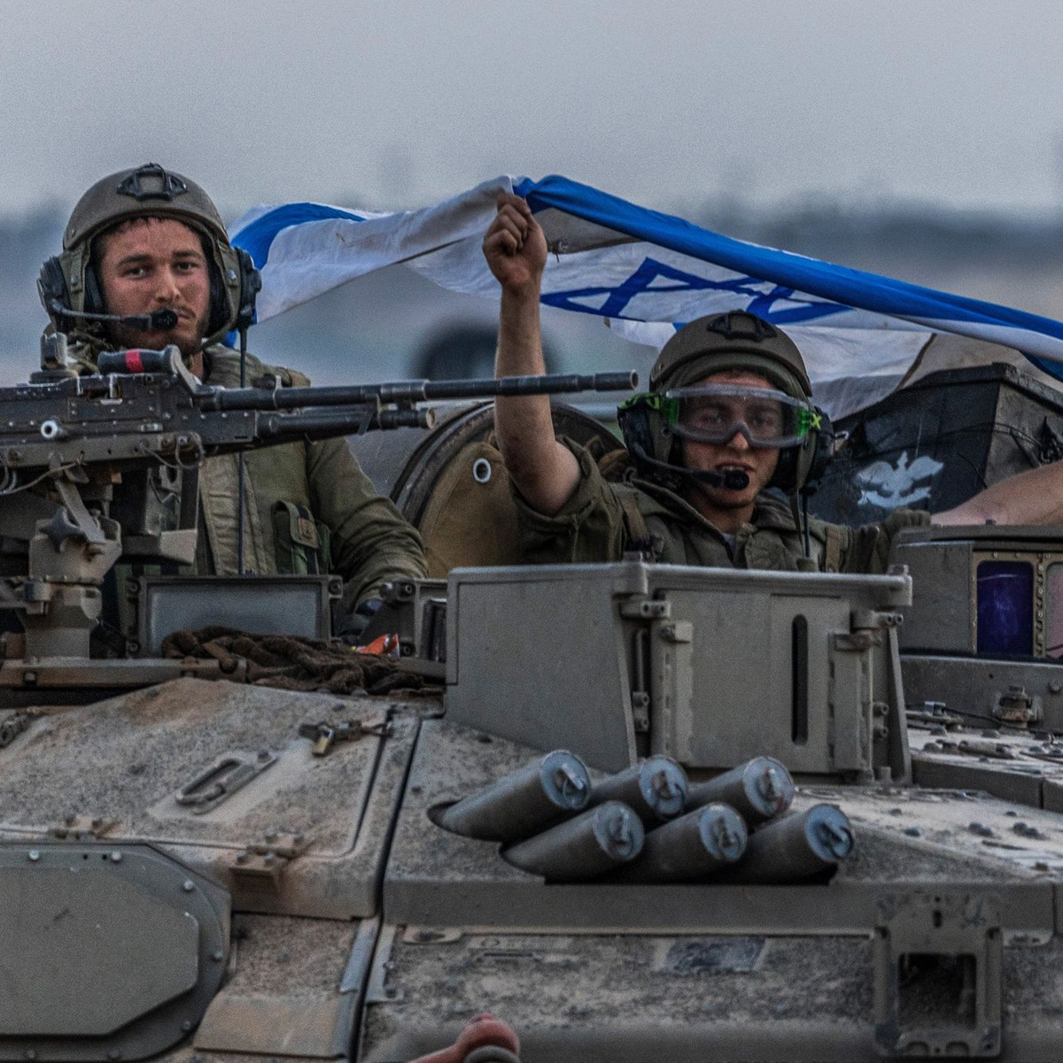 Israelische Soldaten in Sderot nahe der Grenze zwischen Israel und Gaza. - Foto: Ilia Yefimovich/dpa