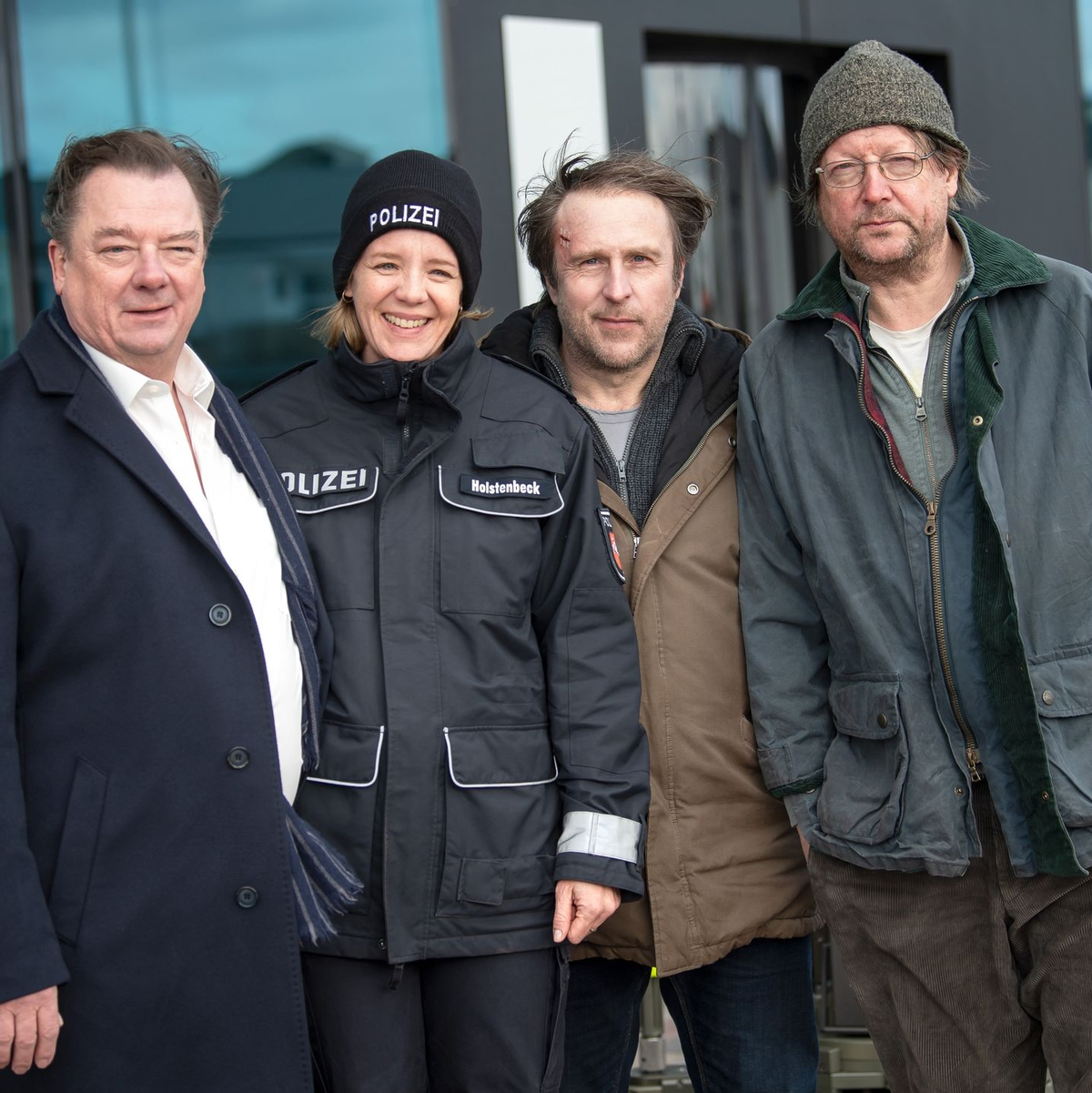 Die Schauspieler Peter Kurth (l-r), Katrin Wichmann, Bjarne Mädel und Matthias Brandt am Set von 