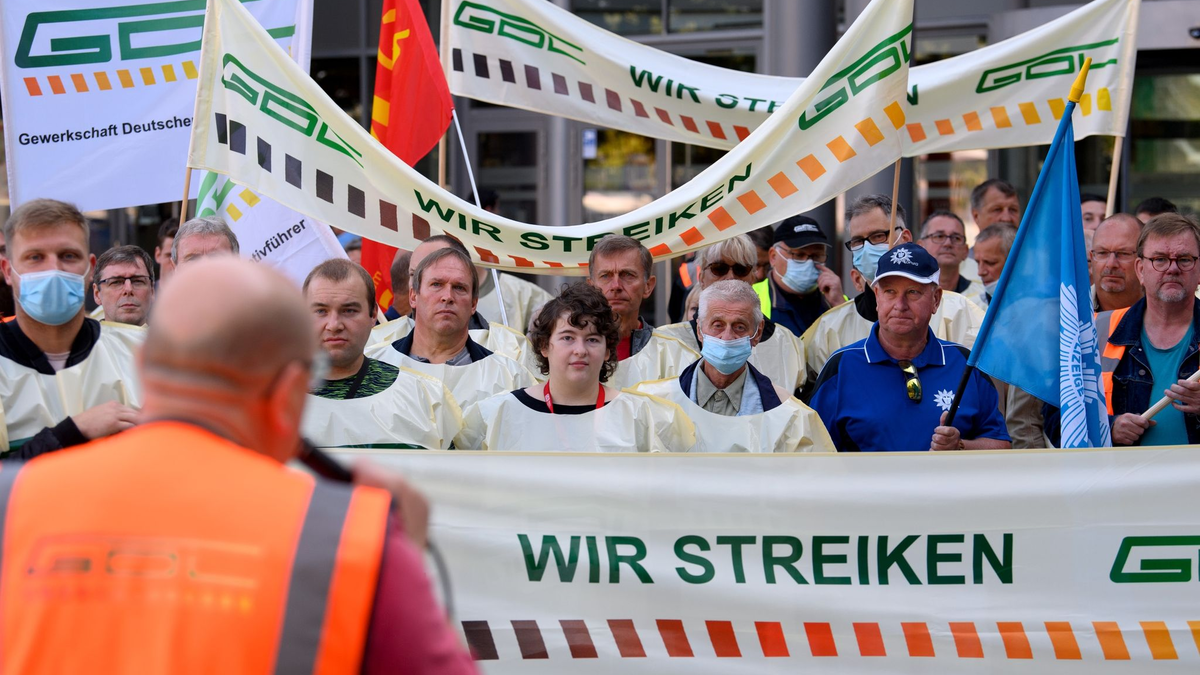 Eine Kundgebung der Gewerkschaft Deutscher Lokomotivführer (GDL) vor dem Hauptbahnhof in Magdeburg. - Foto: Soeren Stache/dpa-Zentralbild/dpa