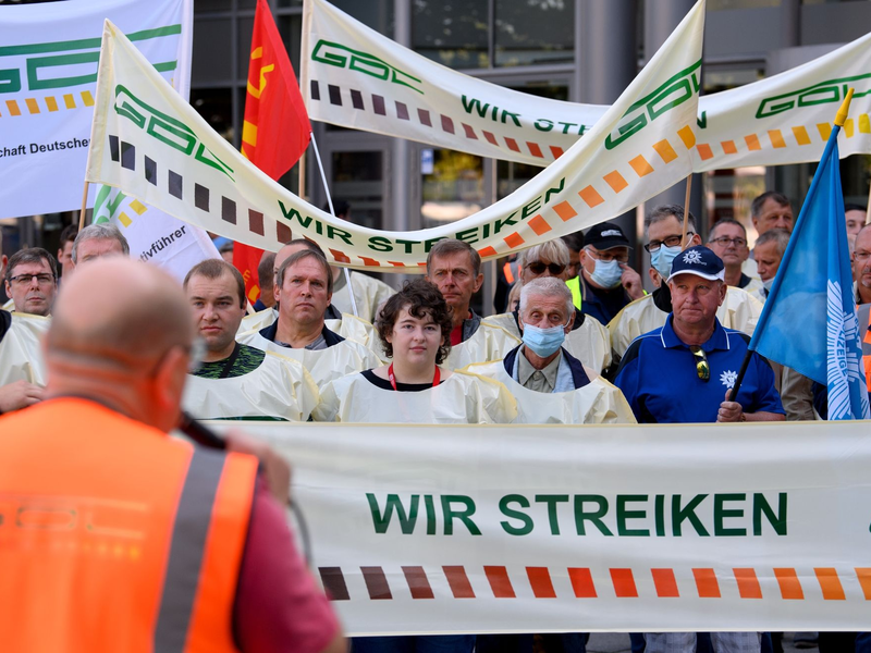 Eine Kundgebung der Gewerkschaft Deutscher Lokomotivführer (GDL) vor dem Hauptbahnhof in Magdeburg. - Foto: Soeren Stache/dpa-Zentralbild/dpa