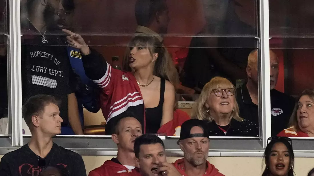 Pop-Superstar Taylor Swift schaute sich das Spiel der Kansas City Chiefs gegen die Denver Broncos live im Stadion an. - Bild: Charlie Riedel/AP
