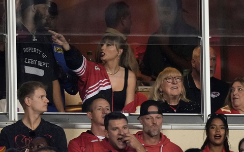 Pop-Superstar Taylor Swift schaute sich das Spiel der Kansas City Chiefs gegen die Denver Broncos live im Stadion an. - Foto: Charlie Riedel/AP Pop-Superstar Taylor Swift schaute sich das Spiel der Kansas City Chiefs gegen die Denver Broncos live im Stadion an. - Foto: Charlie Riedel/AP