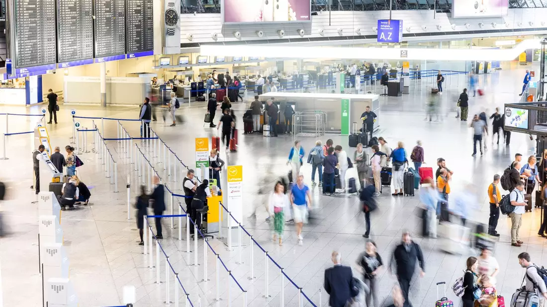 Im September 2023 sind deutlich mehr Menschen als im Vorjahr vom Flughafen in Frankfurt abgeflogen. - Bild: Helmut Fricke/dpa