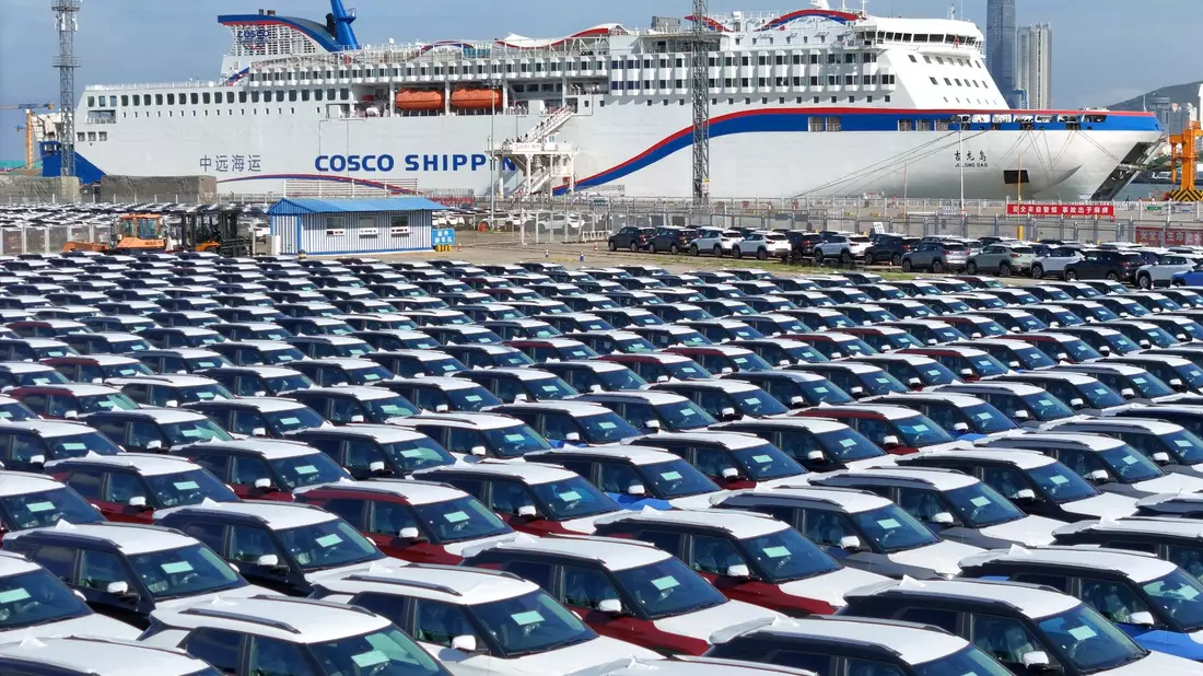 Neuwagen warten auf einer Werft in Yantai in der ostchinesischen Provinz Shandong auf ihren Transport. Die Entwicklung des chinesischen Außenhandels war im September erneut rückläufig. - Bild: Uncredited/CHINATOPIX/AP/dpa