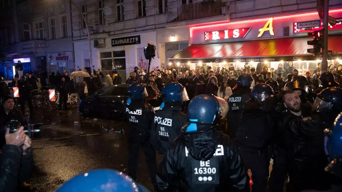 In Berlin-Neukölln versammelten sich am vergangenen Wochenende etwa 50 Menschen zu einer laut Polizei pro-palästinensischen Demo. - Bild: Paul Zinken/dpa