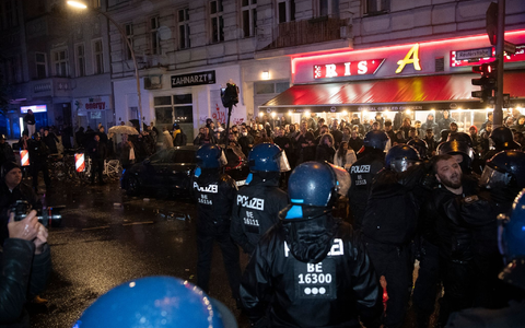 In Berlin-Neukölln versammelten sich am vergangenen Wochenende etwa 50 Menschen zu einer laut Polizei pro-palästinensischen Demo. - Foto: Paul Zinken/dpa