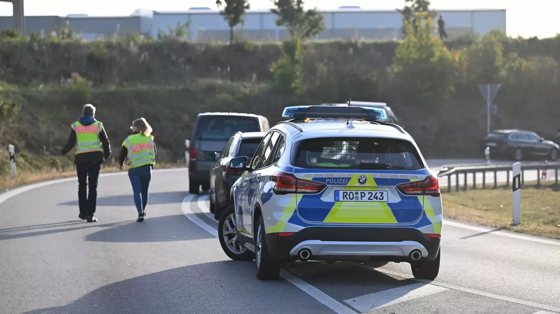 Rettungskräfte und Polizisten im Einsatz. - Bild: Sven Hoppe/dpa