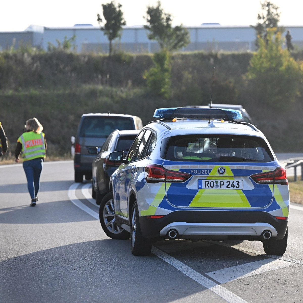 Rettungskräfte und Polizisten im Einsatz. - Foto: Sven Hoppe/dpa