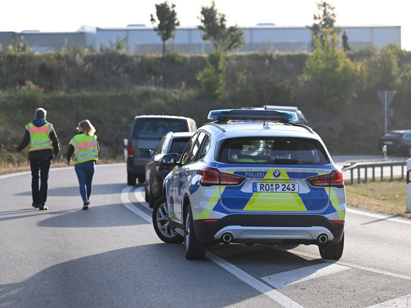 Rettungskräfte und Polizisten im Einsatz. - Foto: Sven Hoppe/dpa