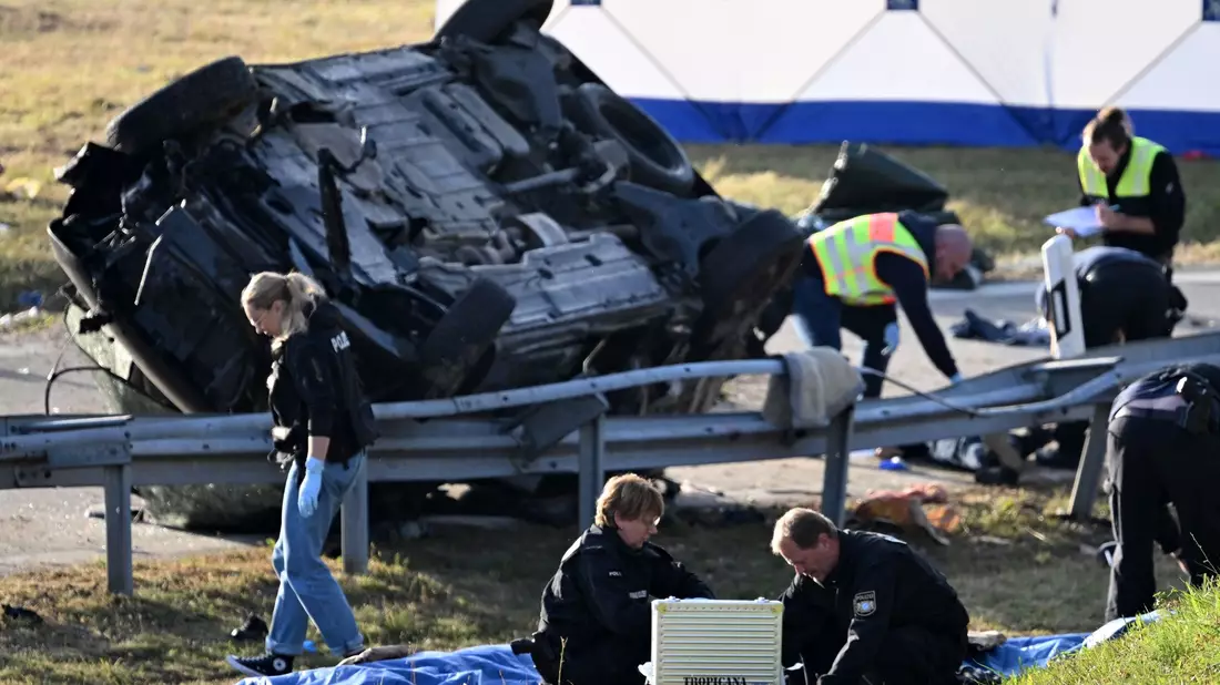 Rettungskräfte und Polizisten am umgestürzten Fahrzeug. Beim Unfall sind sieben Menschen gestorben und mehrere schwer verletzt worden. - Bild: Sven Hoppe/dpa