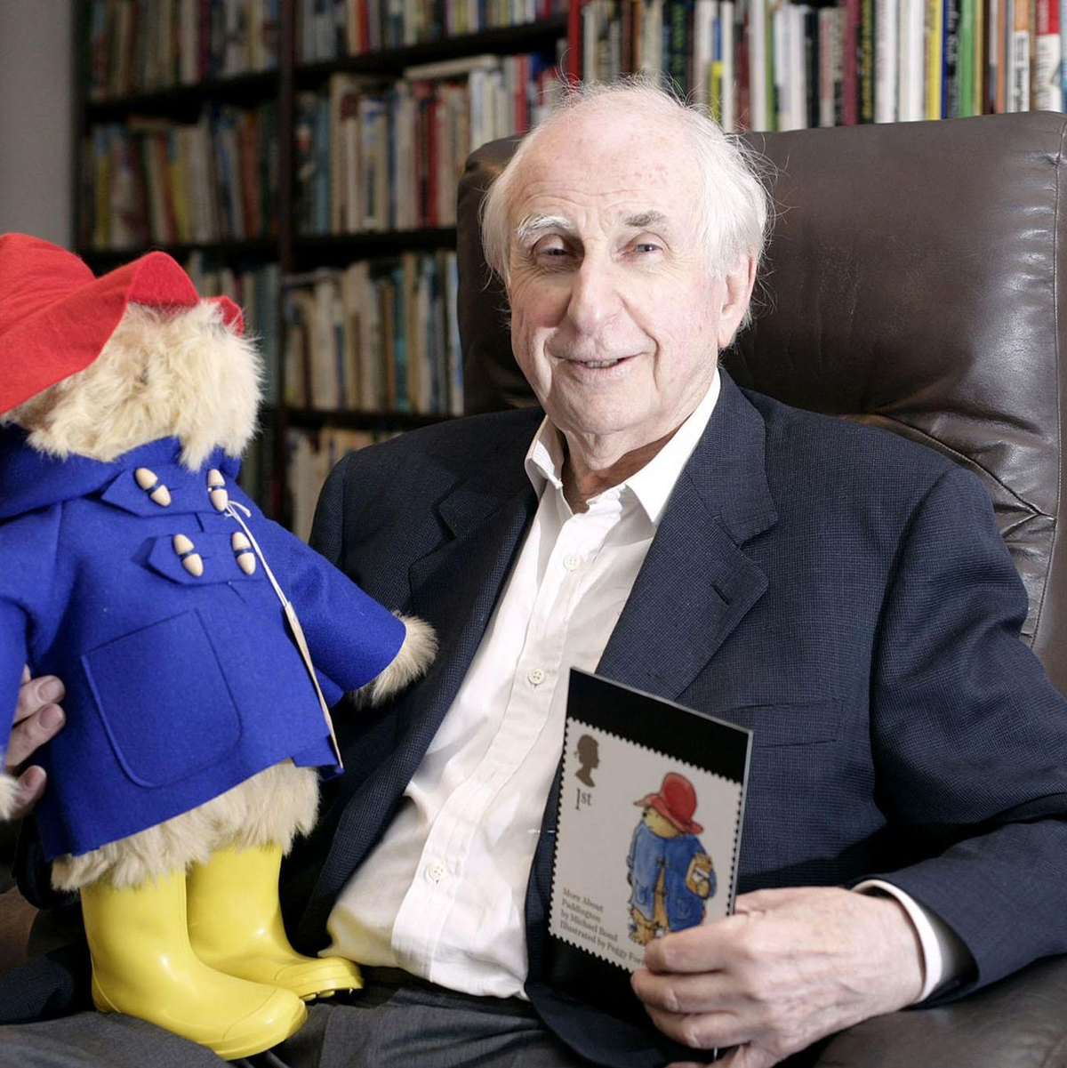 Paddington, der Bär, und sein Erfinder Michael Bond, der 2017 gestorben ist. - Foto: Edmond Terakopian/PA Wire/dpa