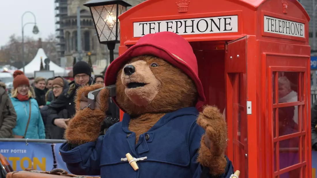 Ein Darsteller im Kostüm des Paddington-Bären in Berlin. - Bild: Rainer Jensen/dpa