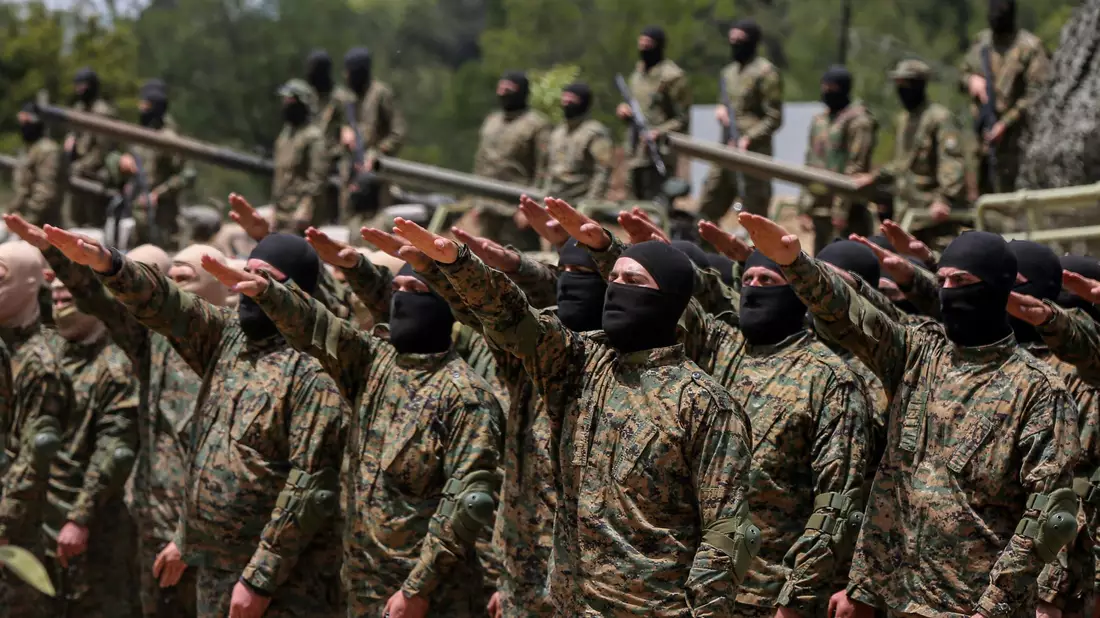 Pro-iranische Hisbollah-Kämpfer legen während einer inszenierten Militärübung in einem Lager im südlibanesischen Dorf Aramta einen Eid ab. - Bild: Marwan Naamani/dpa