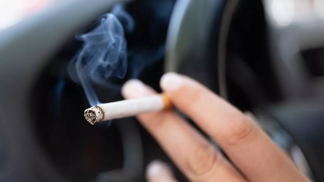 Kinderärzte kritisieren das Aus für das Rauchverbot im Auto. - Bild: Sebastian Kahnert/dpa