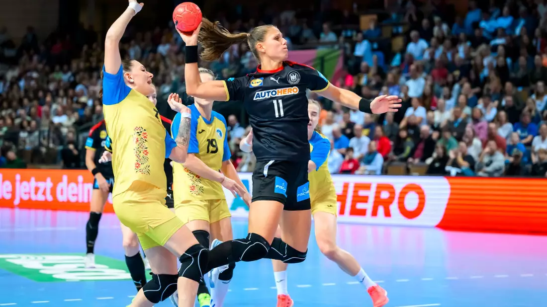 Absolvierte gegen die Ukraine ihr 100. Länderspiel: Xenia Smits. - Bild: Marco Wolf/dpa