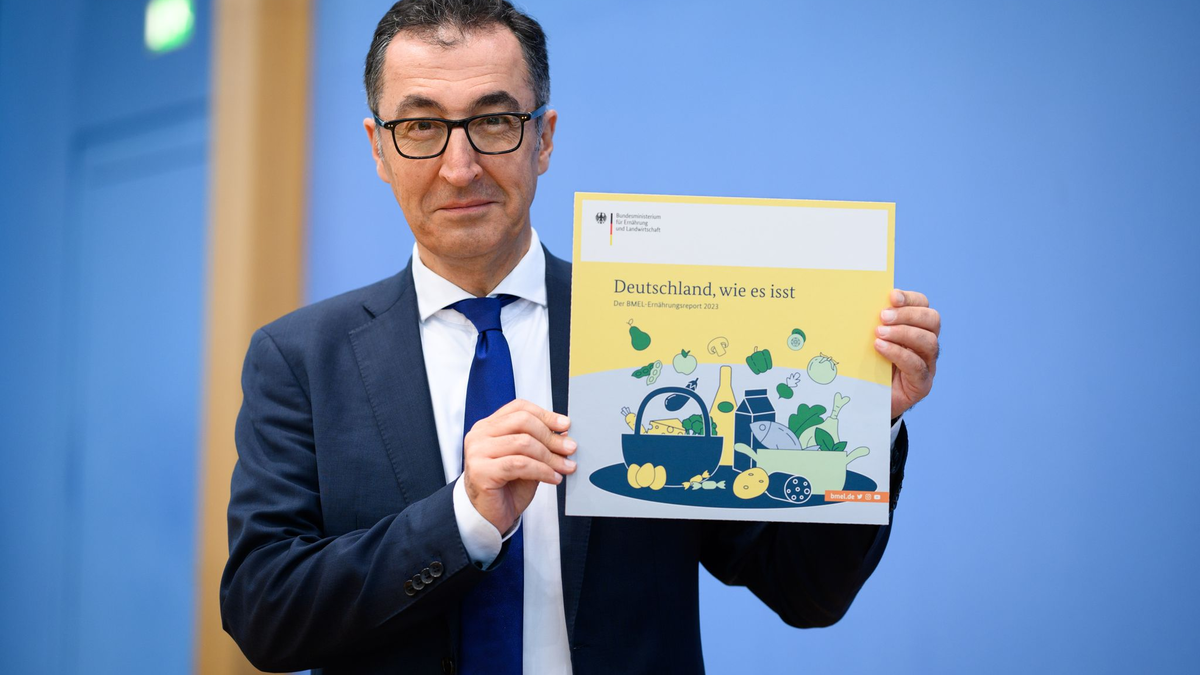 Cem Özdemir (Bündnis 90/Die Grünen), Bundesminister für Ernährung und Landwirtschaft, stellt in der Bundespressekonferenz den «Ernährungsreport 2023» vor. - Foto: Bernd von Jutrczenka/dpa