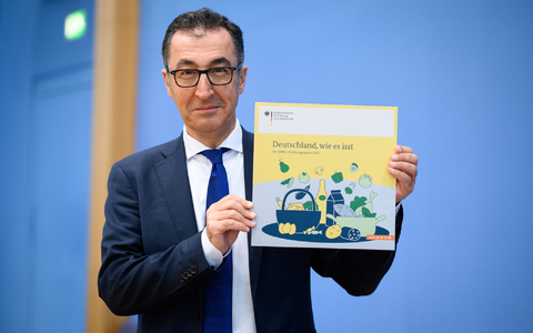 Cem Özdemir (Bündnis 90/Die Grünen), Bundesminister für Ernährung und Landwirtschaft, stellt in der Bundespressekonferenz den «Ernährungsreport 2023» vor. - Foto: Bernd von Jutrczenka/dpa