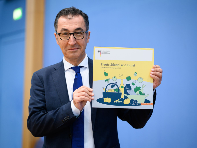 Cem Özdemir (Bündnis 90/Die Grünen), Bundesminister für Ernährung und Landwirtschaft, stellt in der Bundespressekonferenz den «Ernährungsreport 2023» vor. - Foto: Bernd von Jutrczenka/dpa