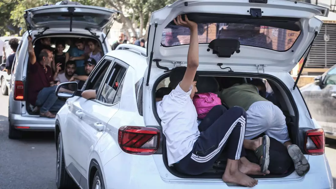 Palästinenser fliehen nach israelischen Luftangriffen aus Gaza-Stadt in sicherere Gebiete. - Bild: Mohammed Talatene/dpa