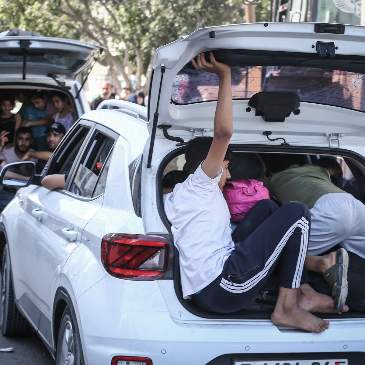 Palästinenser fliehen nach israelischen Luftangriffen aus Gaza-Stadt in sicherere Gebiete. - Foto: Mohammed Talatene/dpa