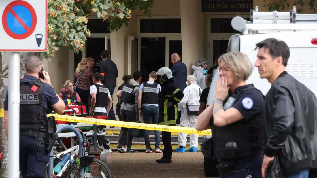 Französische Polizeibeamte des forensischen Dienstes stehen vor dem Gambetta-Gymnasium in Arras. Ein Messerangreifer hat dort mindestens einen Menschen getötet. - Bild: Denis Charlet/AFP/dpa