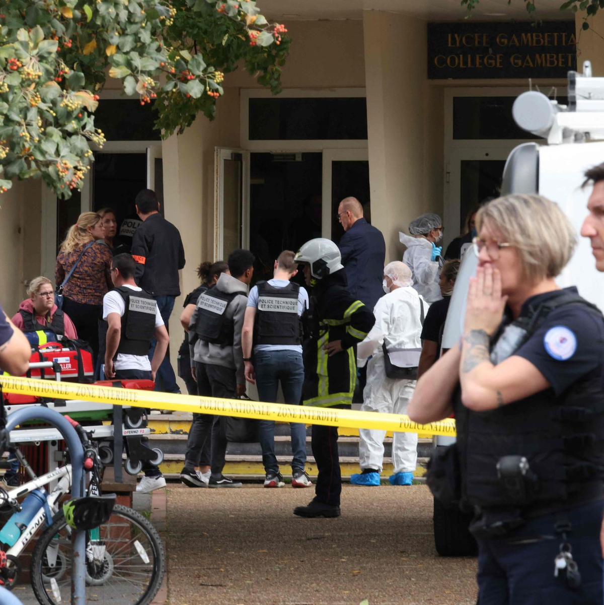 Französische Polizeibeamte des forensischen Dienstes stehen vor dem Gambetta-Gymnasium in Arras. Ein Messerangreifer hat dort mindestens einen Menschen getötet. - Foto: Denis Charlet/AFP/dpa