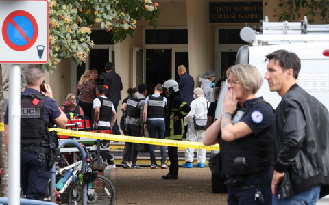 Französische Polizeibeamte des forensischen Dienstes stehen vor dem Gambetta-Gymnasium in Arras. Ein Messerangreifer hat dort mindestens einen Menschen getötet. - Foto: Denis Charlet/AFP/dpa
