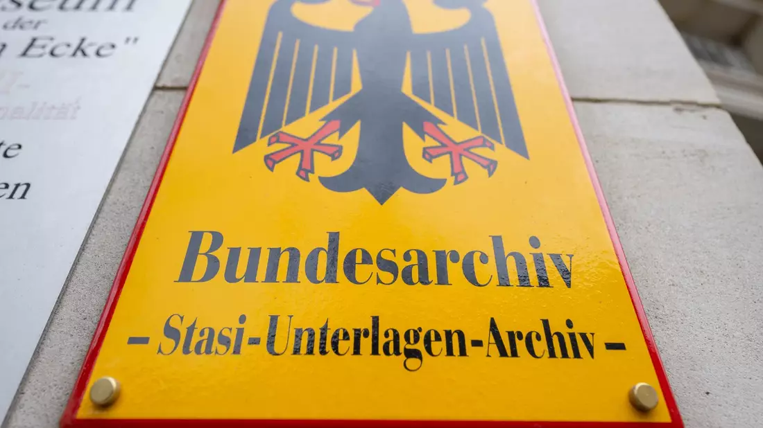 Jährlich werden immer noch rund 30.000 Anträge auf Einsicht in Stasi-Akten gestellt. - Bild: Hendrik Schmidt/dpa