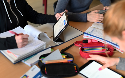 Der Digitalpakt war mit zunächst fünf Milliarden Euro beziffert. Im Zuge von Corona wurde das Programm aber auf 6,5 Milliarden aufgestockt, um Tablets, Laptops und Administratoren zu finanzieren. - Foto: Uli Deck/dpa