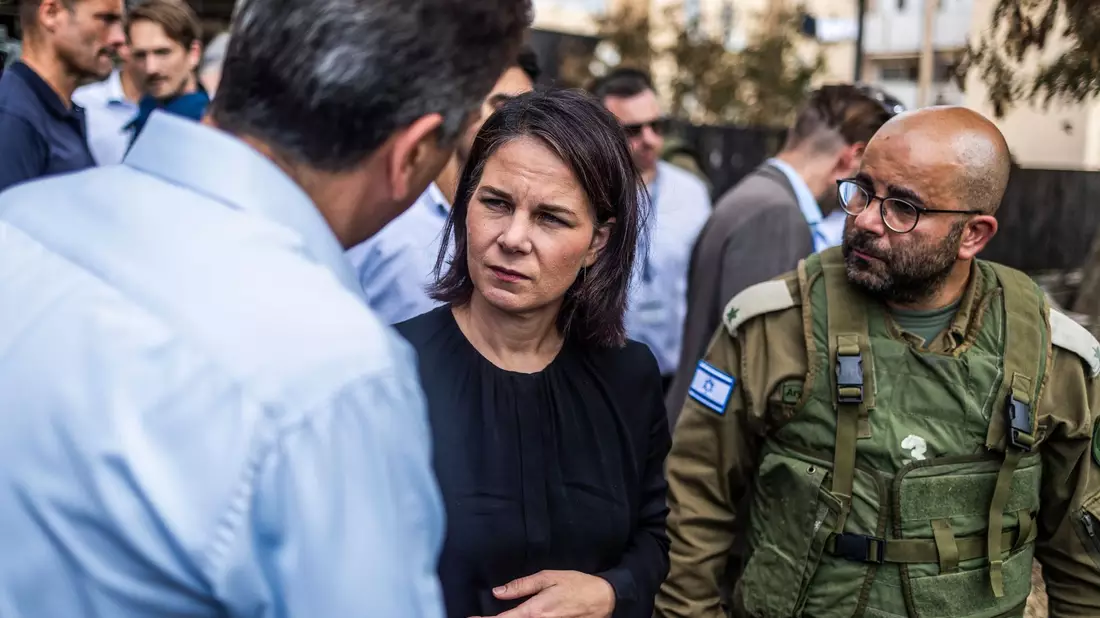 Israels Außenminister Eli Cohen (links) und Bundesaußenministerin Annalena Baerbock im Gespräch. - Bild: Ilia Yefimovich/dpa