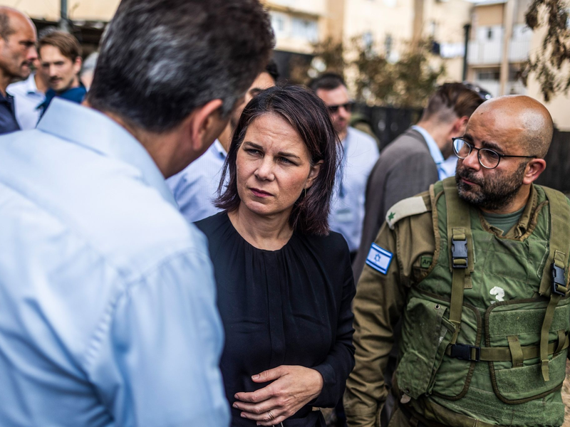 Israels Außenminister Eli Cohen (links) und Bundesaußenministerin Annalena Baerbock im Gespräch. - Foto: Ilia Yefimovich/dpa