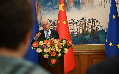 Der EU-Außenbeauftragte Josep Borrell spricht auf einer Pressekonferenz am Rande eines strategischen EU-China-Dialogs in Peking. - Foto: Johannes Neudecker/dpa