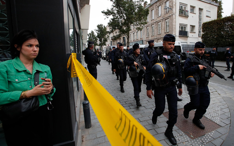 Ein Mann hat in Nordfrankreich bei einer Messerattacke in einer Schule einen Menschen getötet und zwei weitere lebensgefährlich verletzt. - Foto: Michel Spingler/AP/dpa