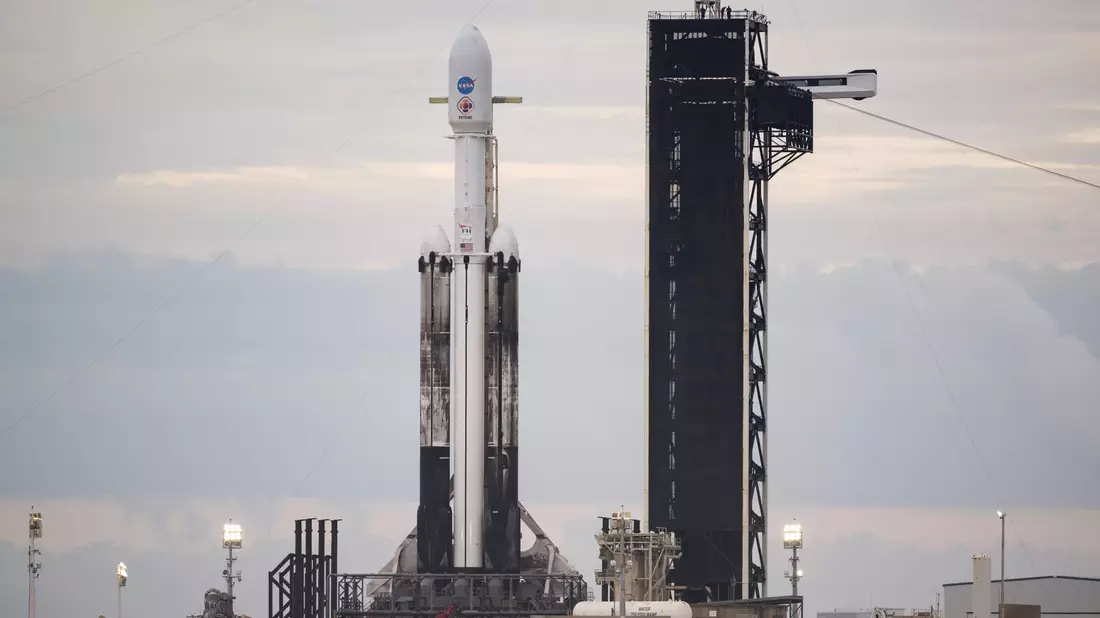 Eine SpaceX Falcon Heavy Rakete mit der Psyche-Sonde an Bord wird für den Start  in Cape Canaveral, Florida, vorbereitet. - Bild: Aubrey Gemignani/Nasa/Planet Pix via ZUMA Press Wire/dpa